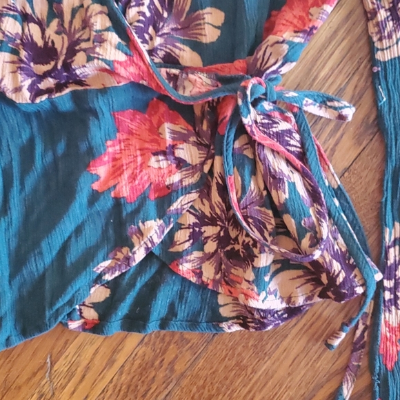 Adorable wrap top - Picture 3 of 3